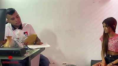 boss drills young school damsel who asks for a job opportunity - Spanish porn - Russian porno